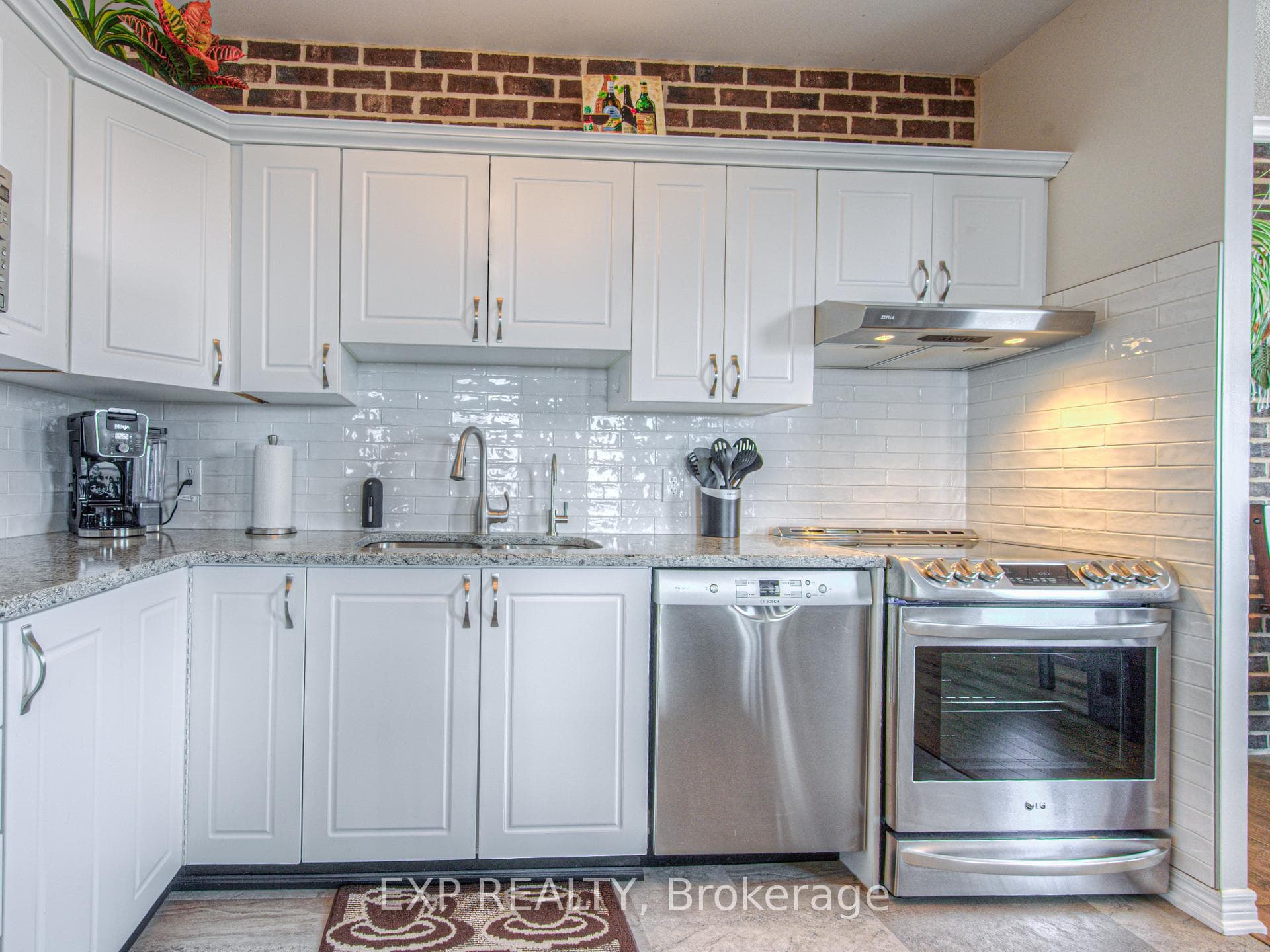 60 Wyndham Street Unit 901 photo 14