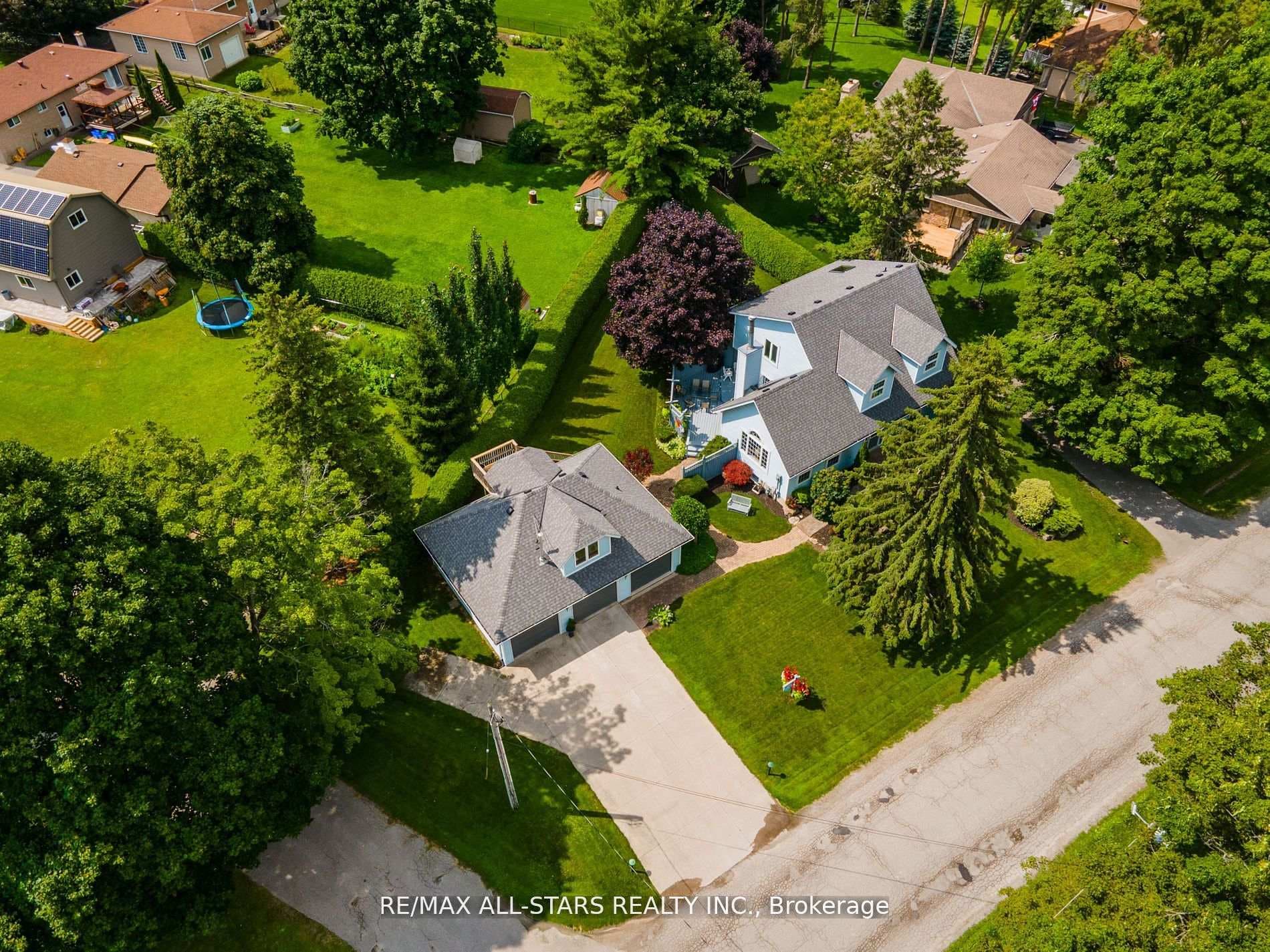 GORGEOUS GROUNDS- CURB APPEAL GALORE !