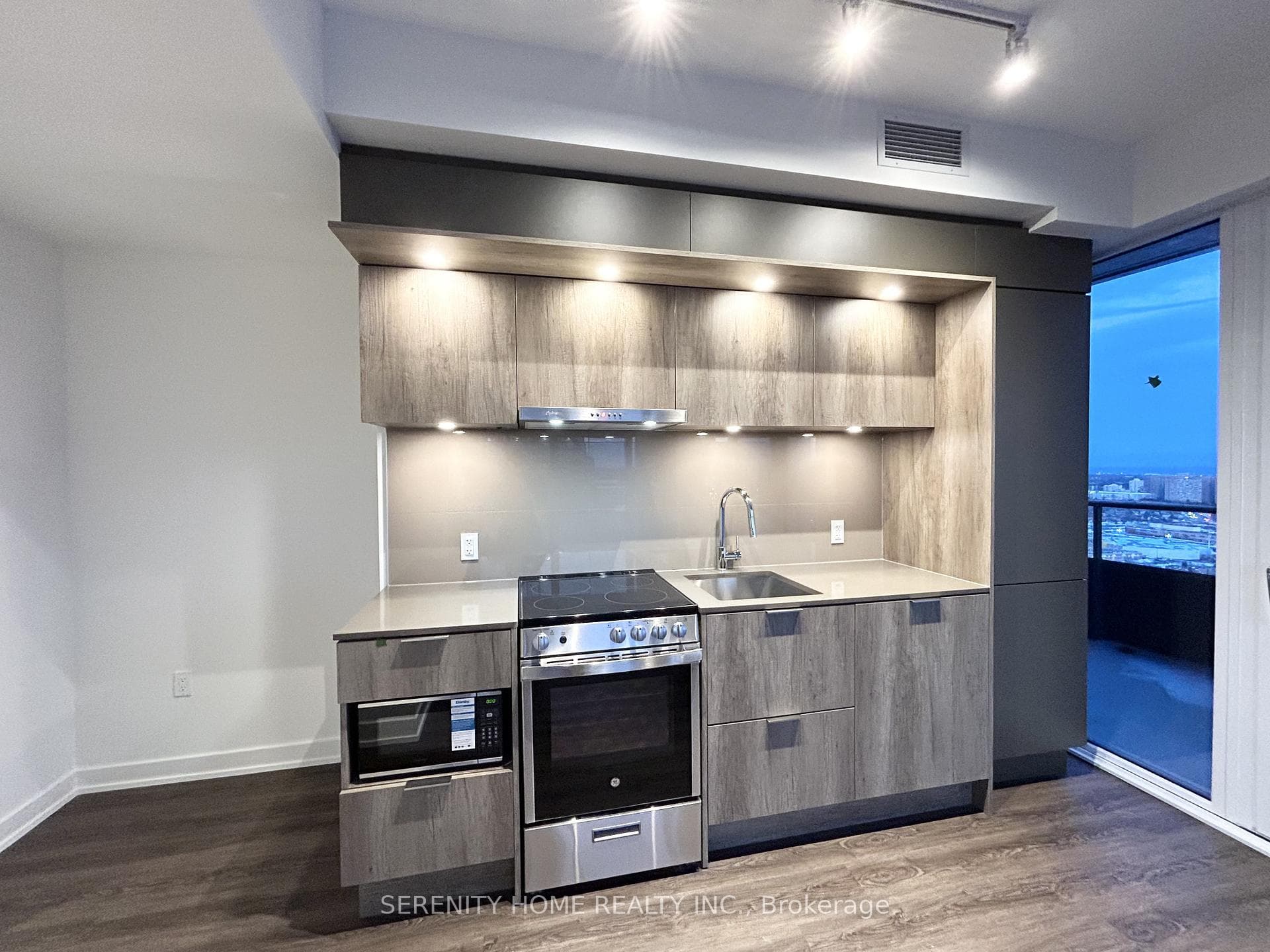 448 Burnhamthorpe Road Unit 2311 photo 4