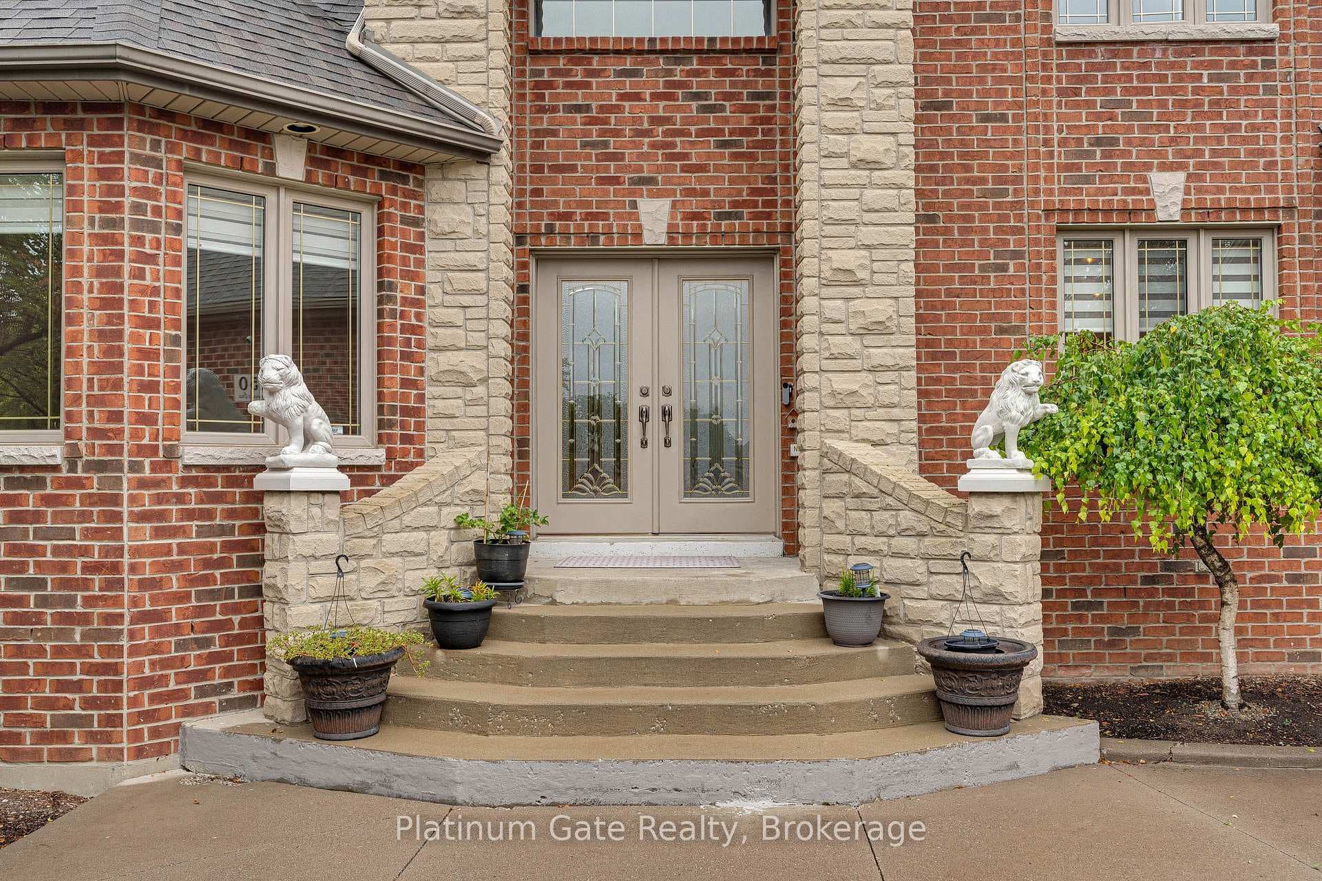 150 Seymour Crescent photo 2