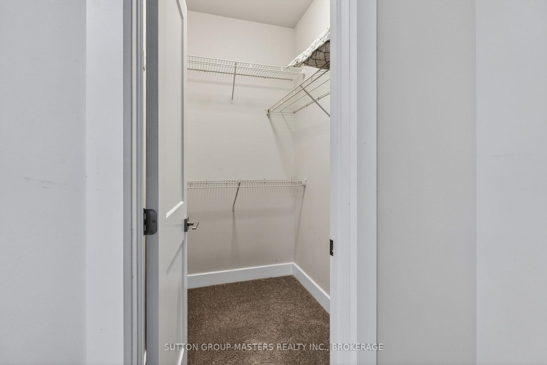 Walk-in closet Principle Bedroom
