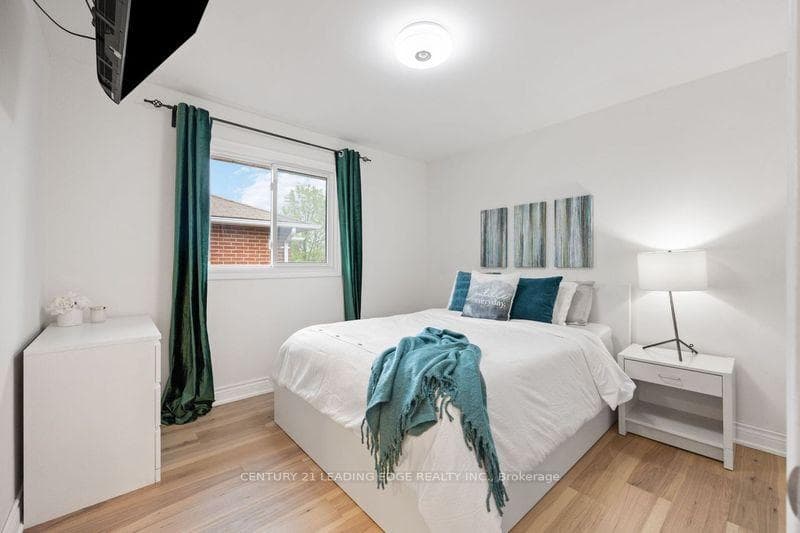 1 Flint Crescent photo 25