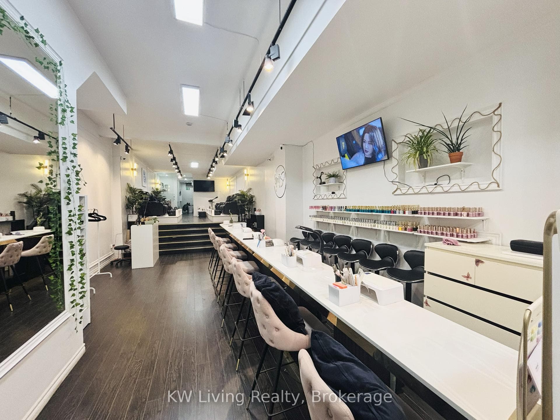 680 Queen Street photo 1