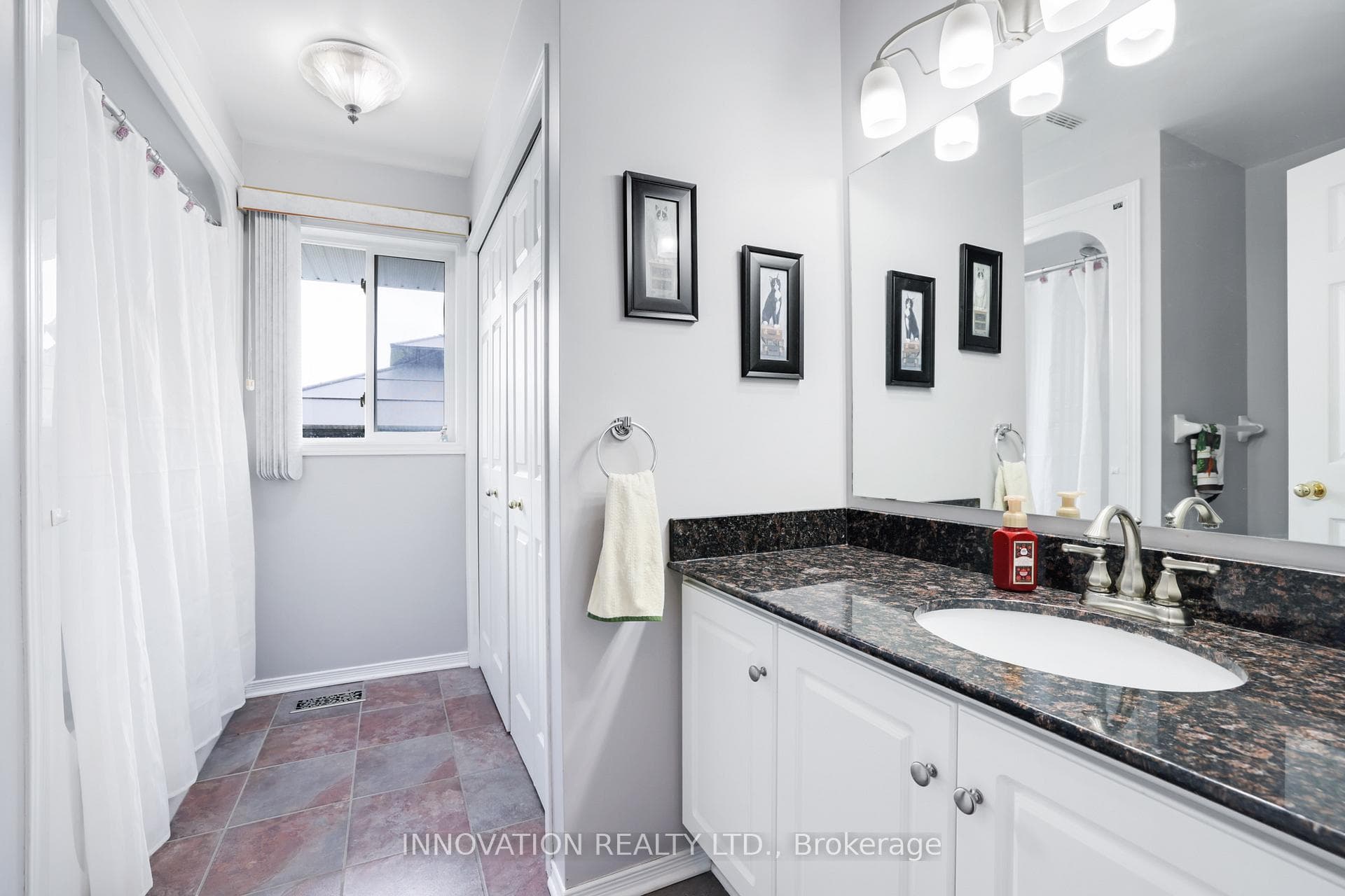 4 piece main bath with laundry