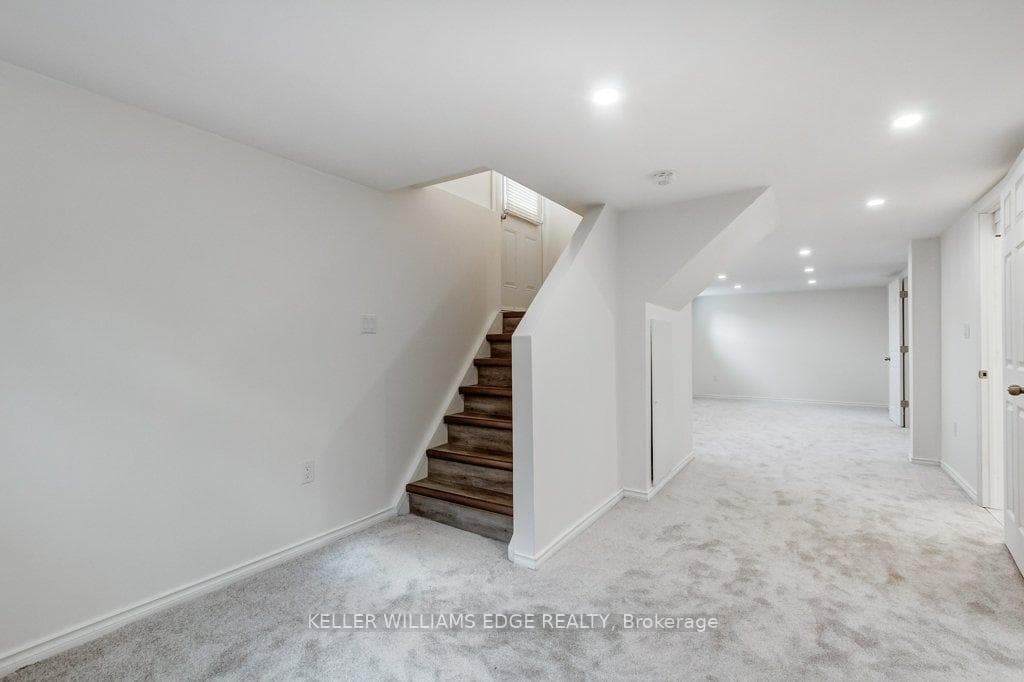 202 Erindale Avenue photo 25