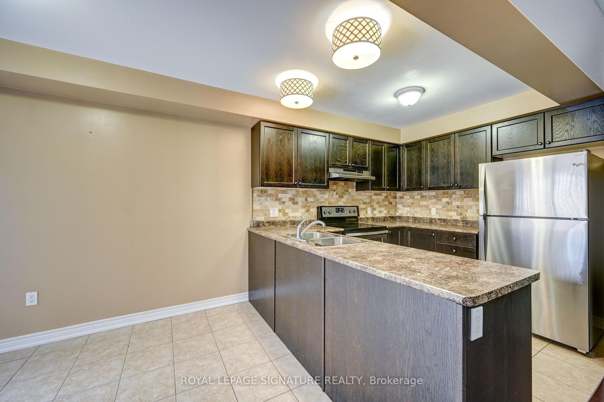 758 Cook Crescent photo 9