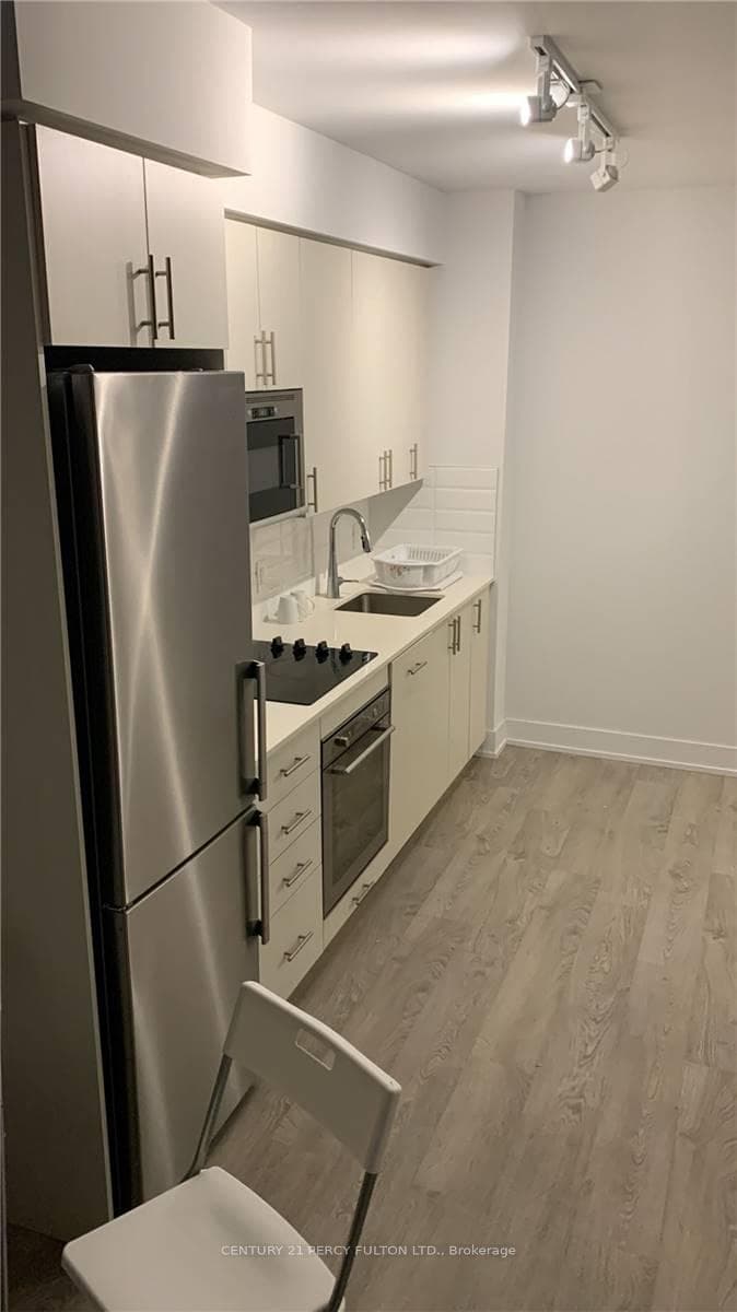 2550 Simcoe Street Unit 810 photo 8