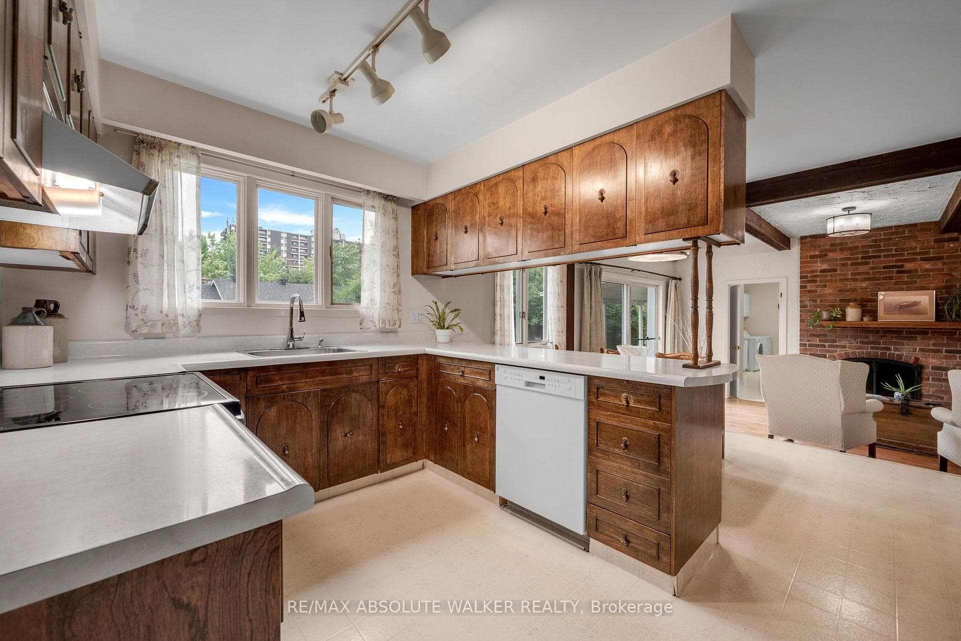 1950 Fairmeadow Crescent photo 8