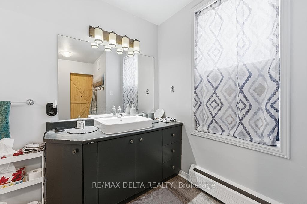 2-bed apt: full bath.