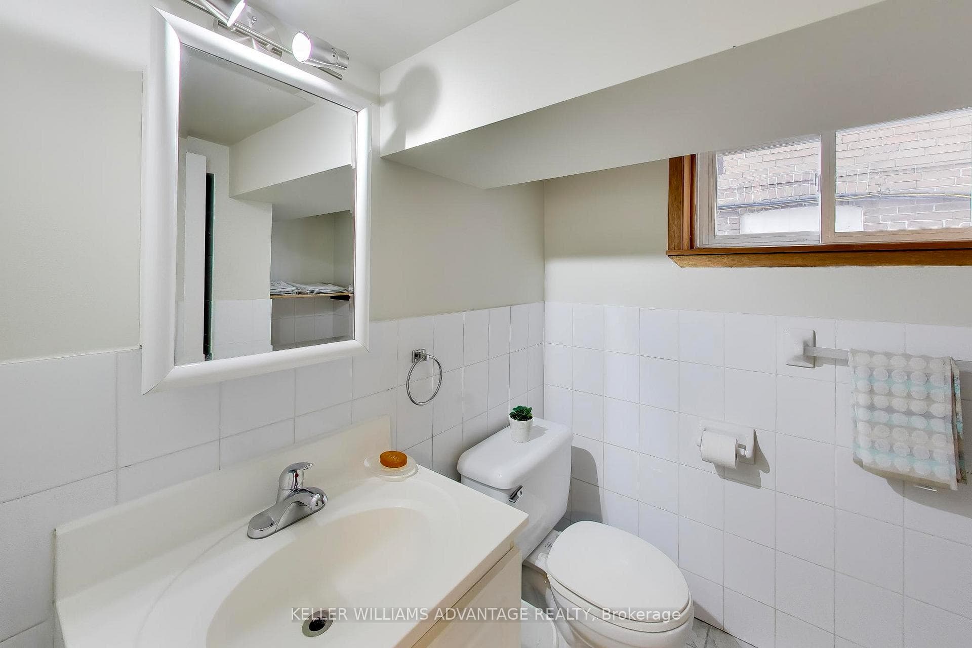 255 Queensdale Avenue photo 26