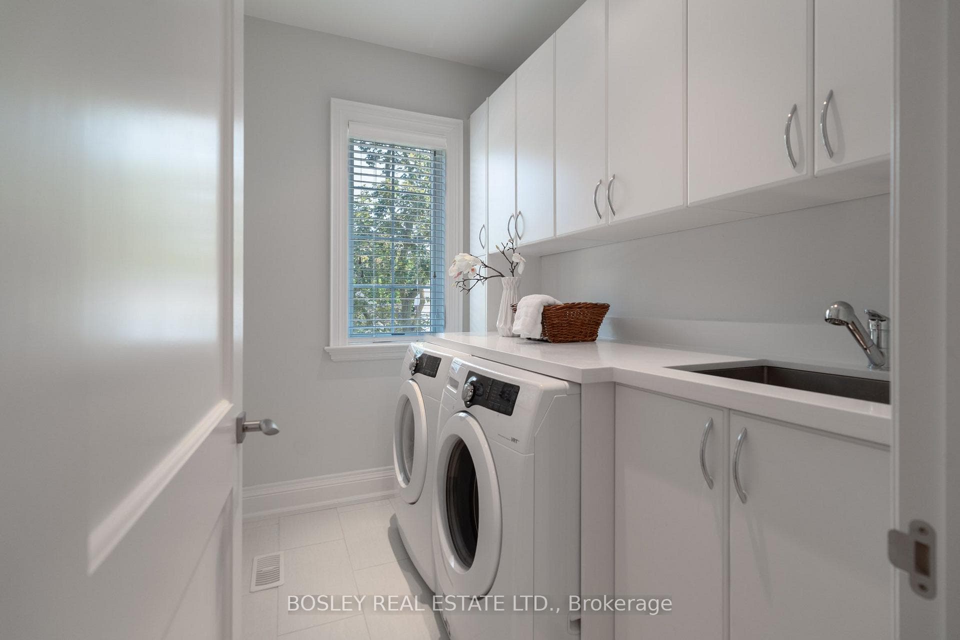 61 Rykert Crescent photo 35
