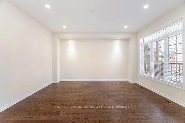 84 Roulette Crescent photo 10