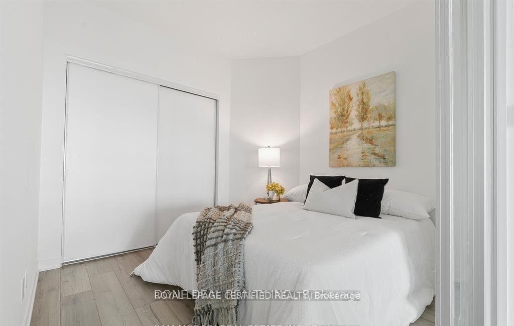 405 Dundas Street Unit 722 photo 17