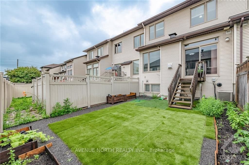 102 POPPLEWELL Crescent photo 23