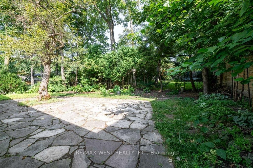 8 Farningham Crescent photo 32