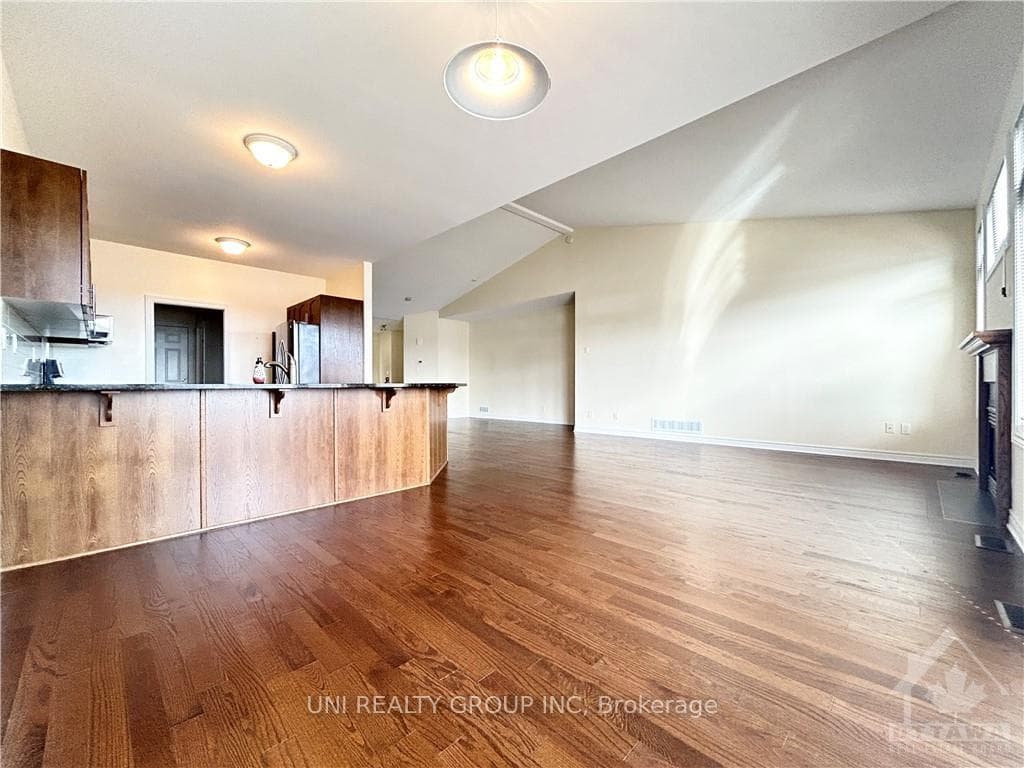 228 PONDVIEW Crescent photo 8