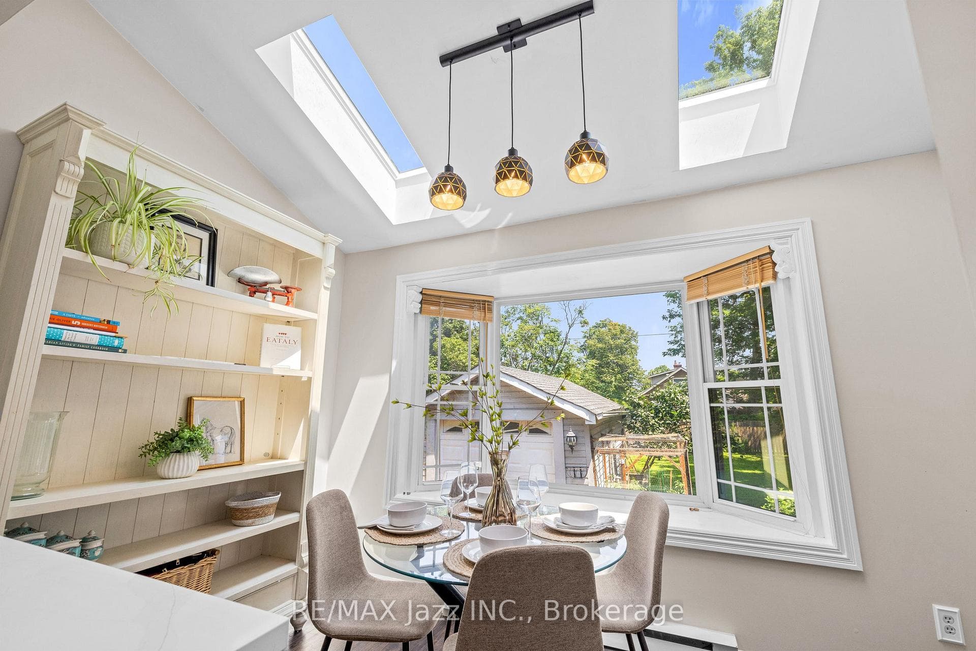477 Masson Street photo 23