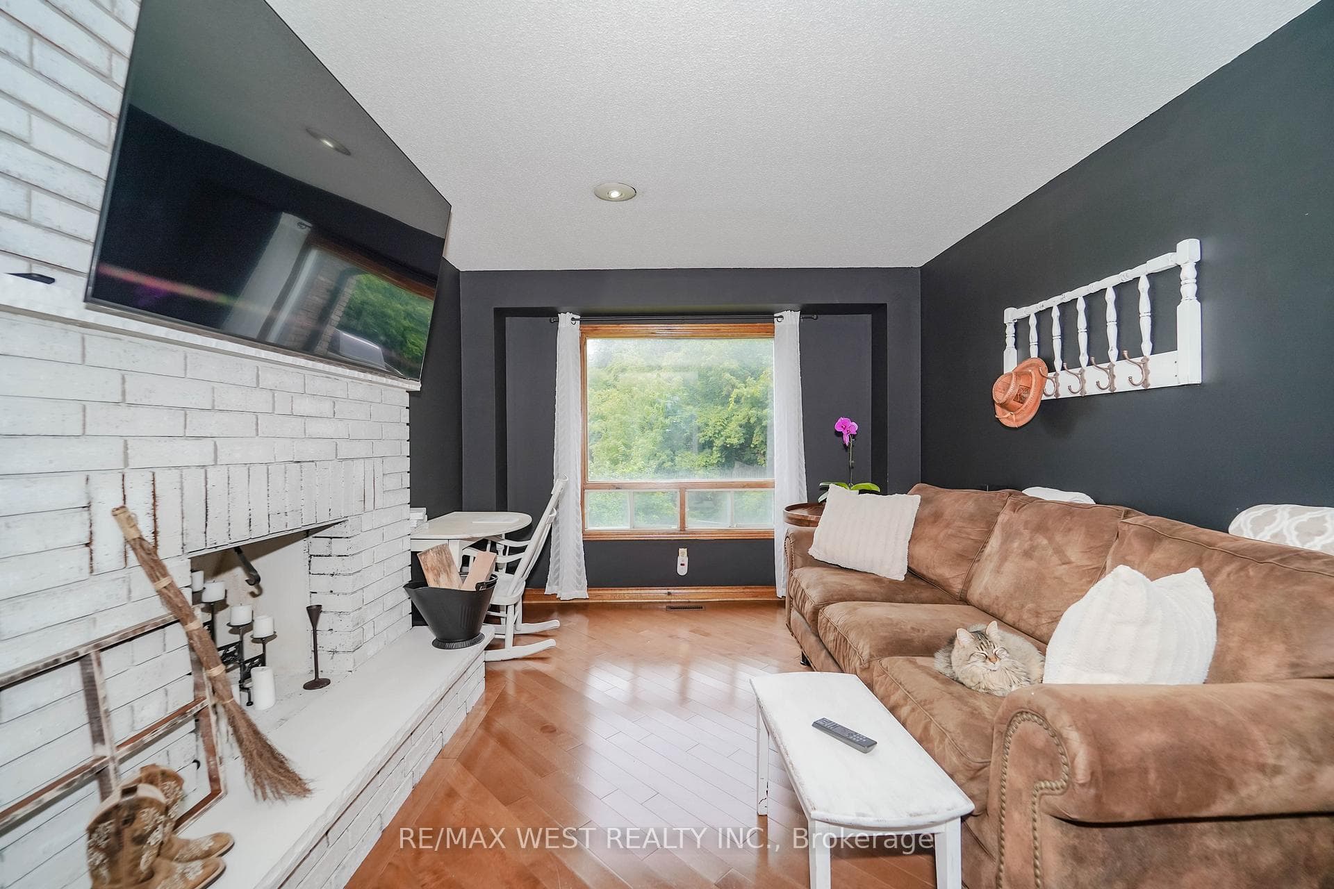 354 Blackthorn Street photo 3