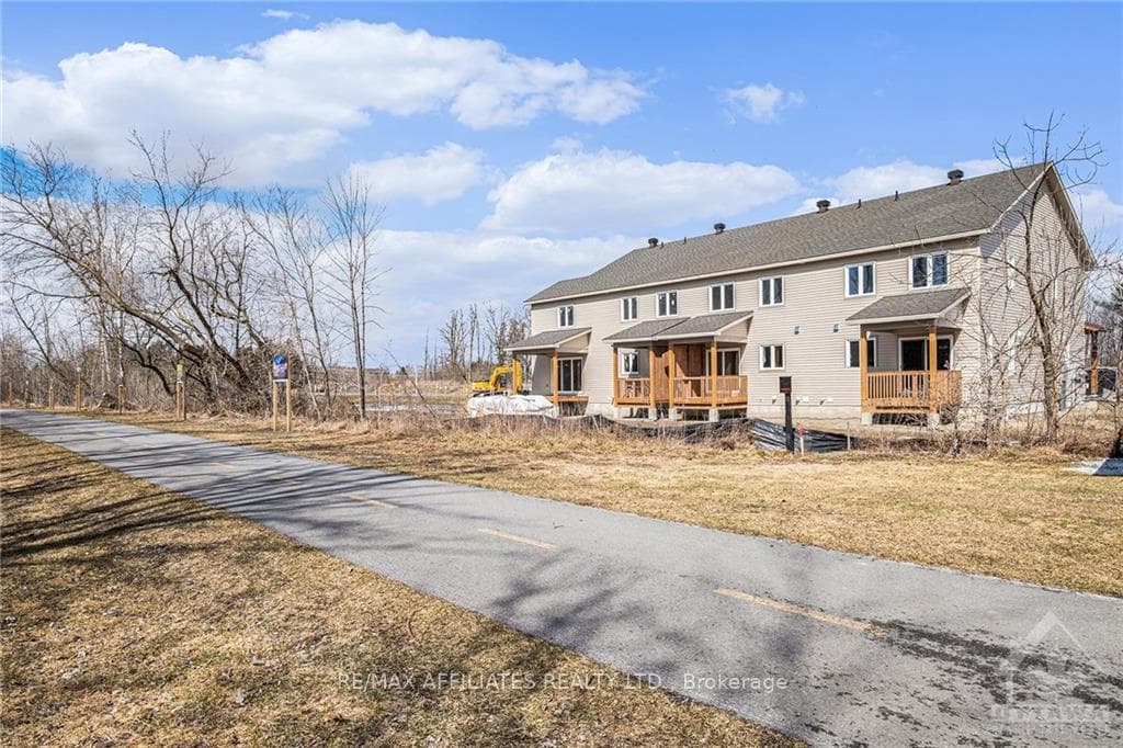 385 VOYAGEUR Place photo 12