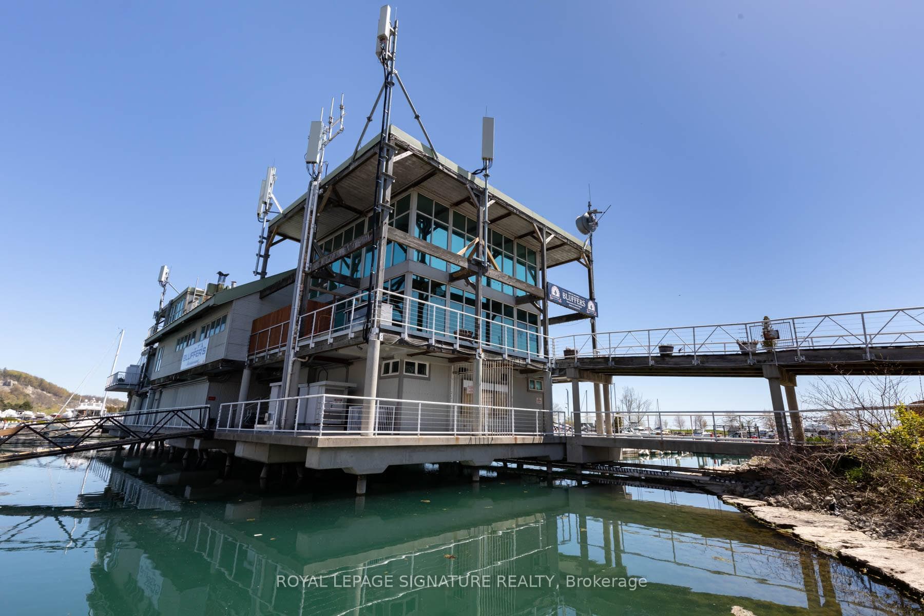 Pier building - amenities