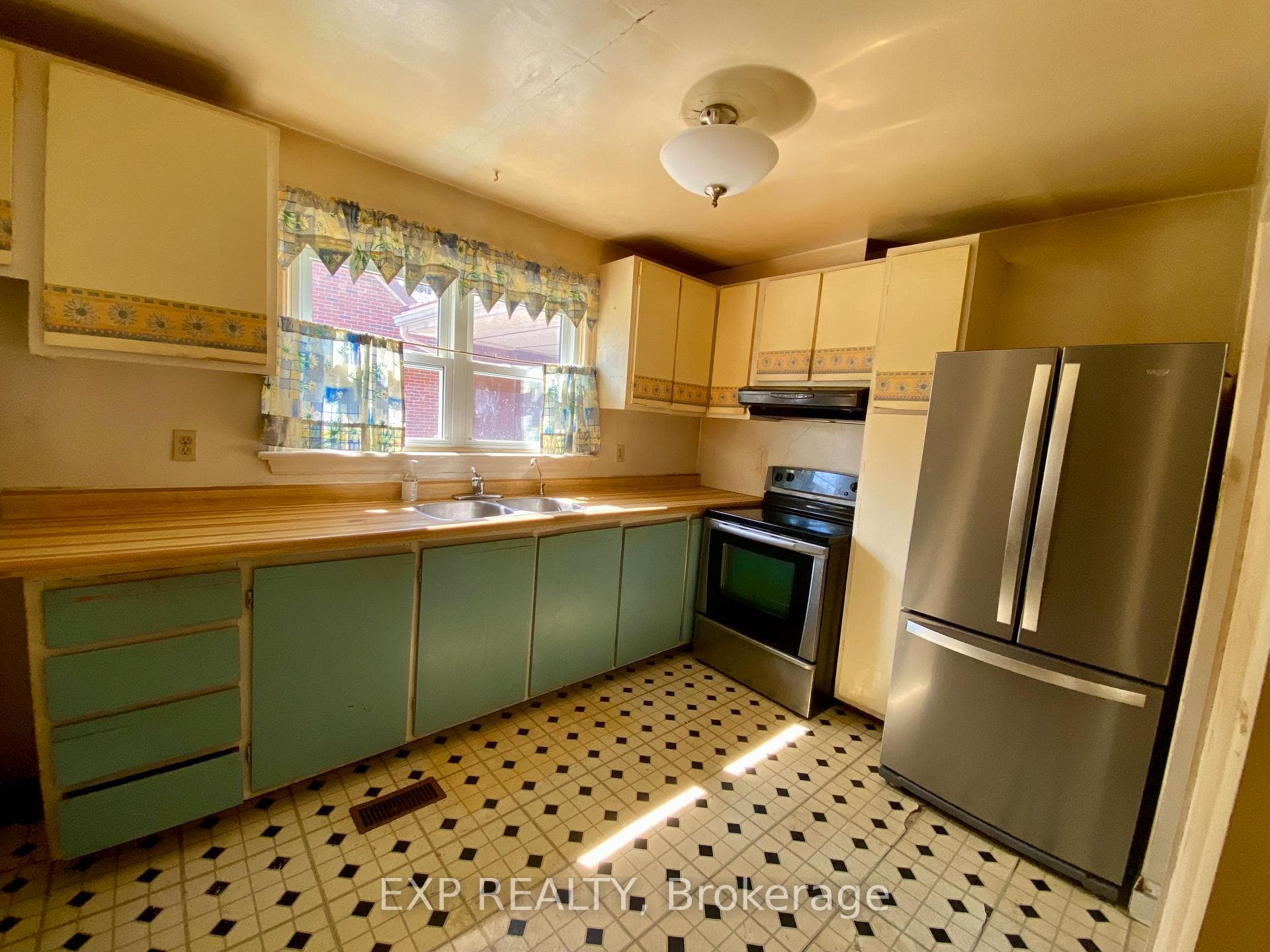8 Vancouver Drive photo 5