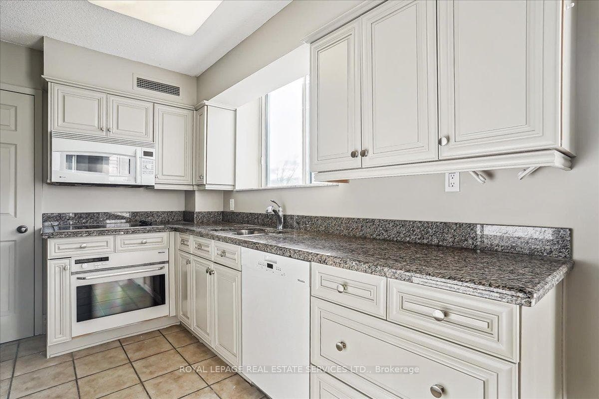 221 Robinson Street Unit 215 photo 10