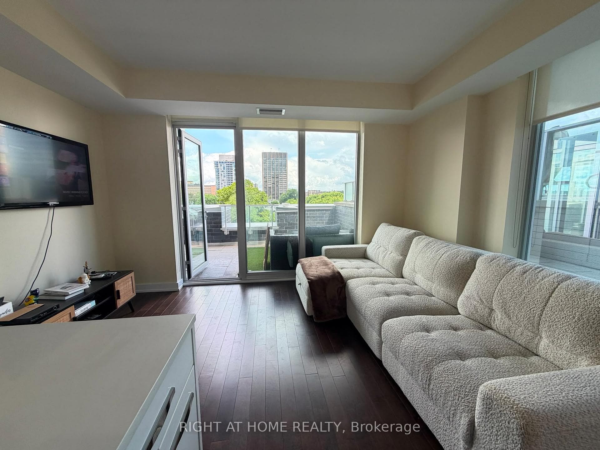 111 Champagne Avenue Unit 309 photo 24