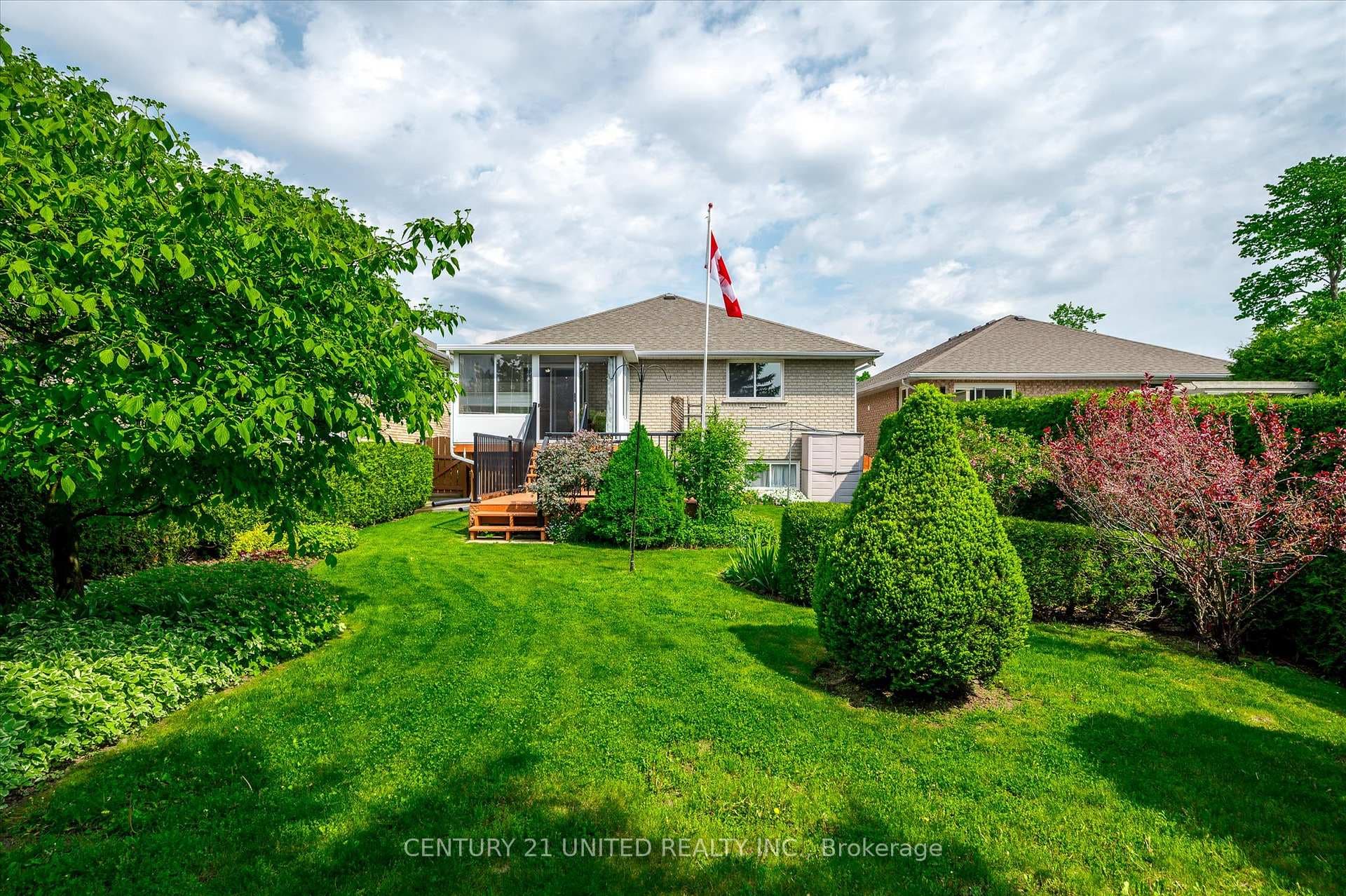 1329 White Crescent photo 21