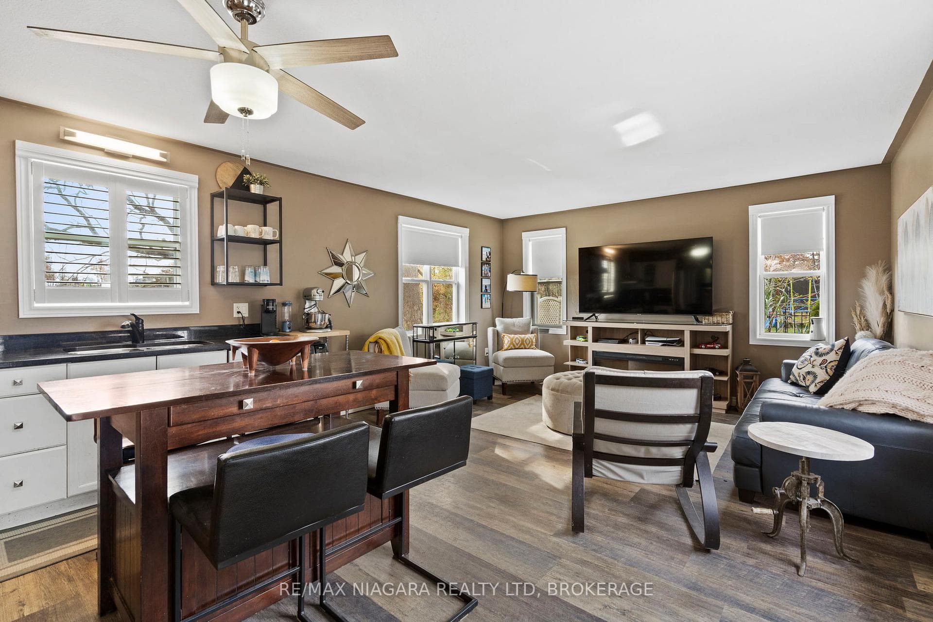 1 Woodside Drive photo 28
