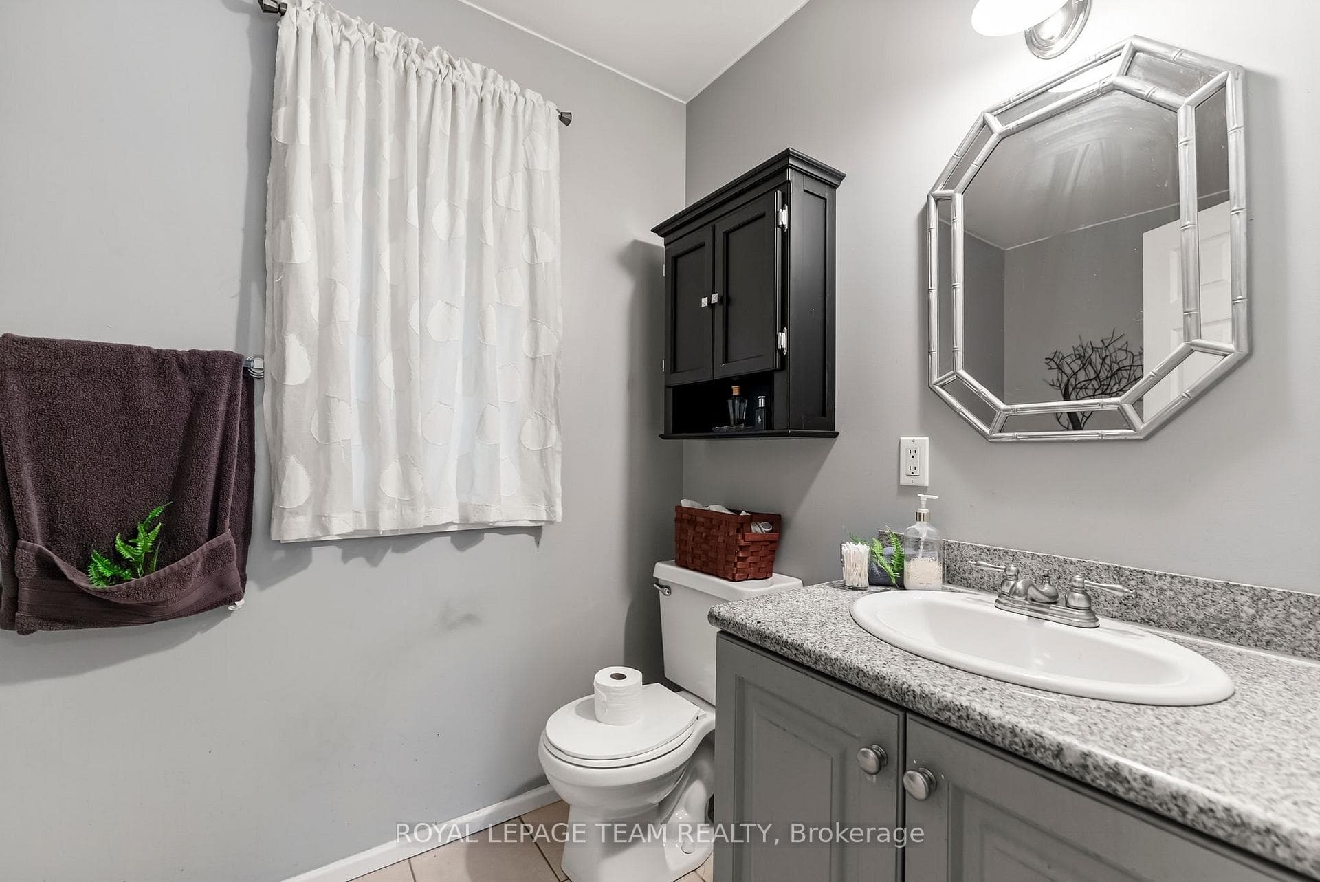 1349 Victoria Street photo 22