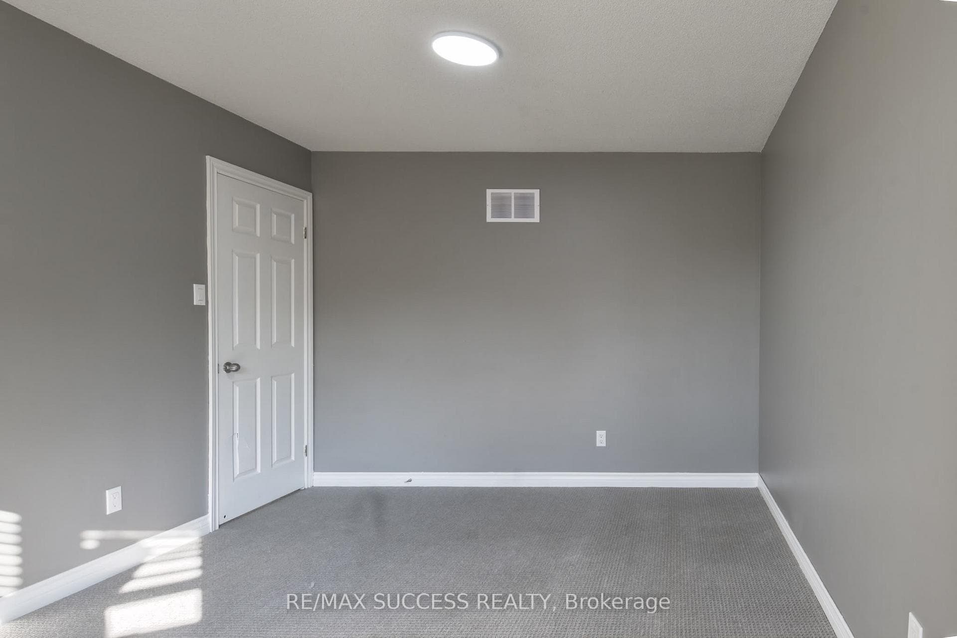 26 Tomahawk Dr, Main, Drive photo 3