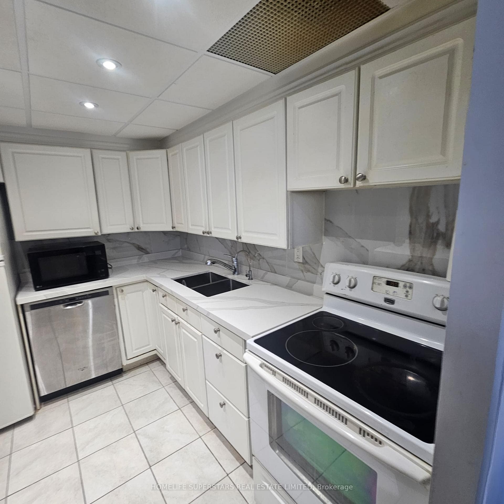 3590 Kaneff Crescent Unit 506 photo 9
