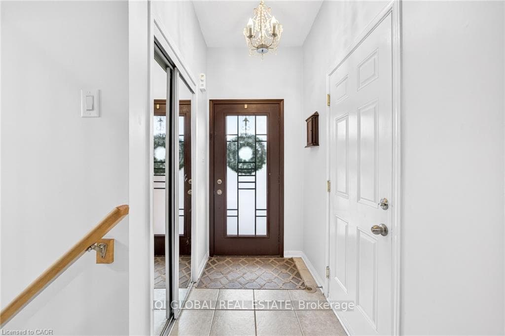 841 Gifford Crescent photo 3