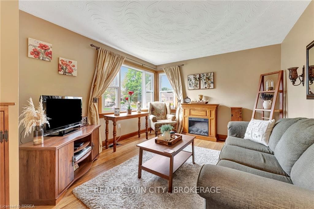 27 EVELYN Street photo 5