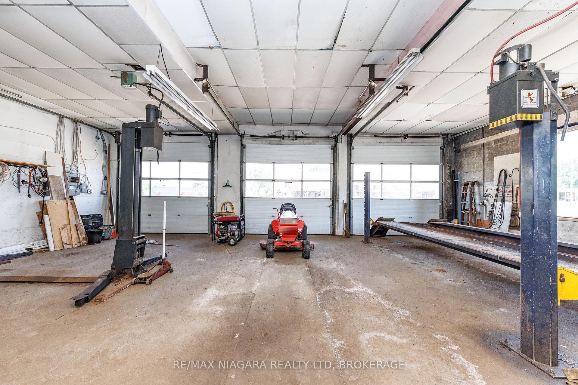 2342 sq ft Auto Shop