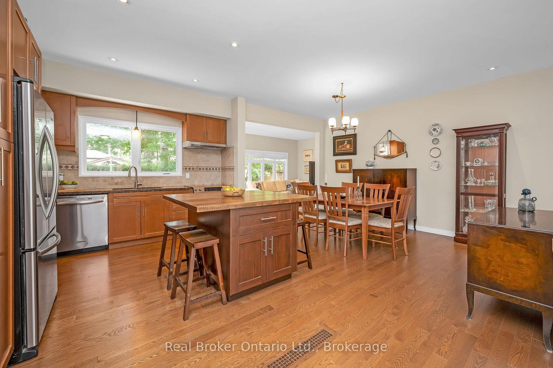 285 Surrey Drive photo 10