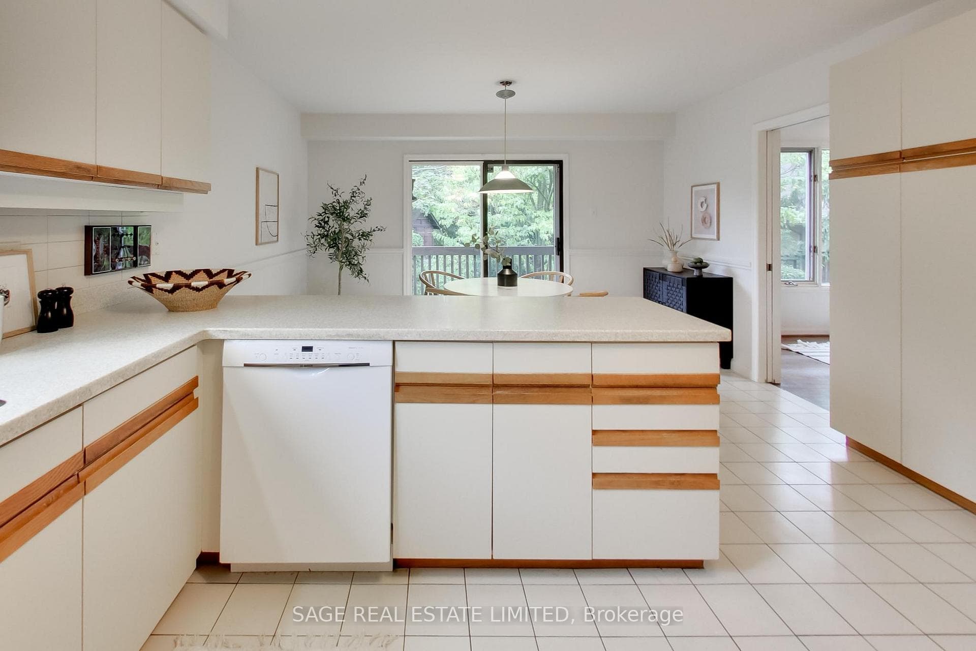 Eat In Kitchen w/walkout to deck
