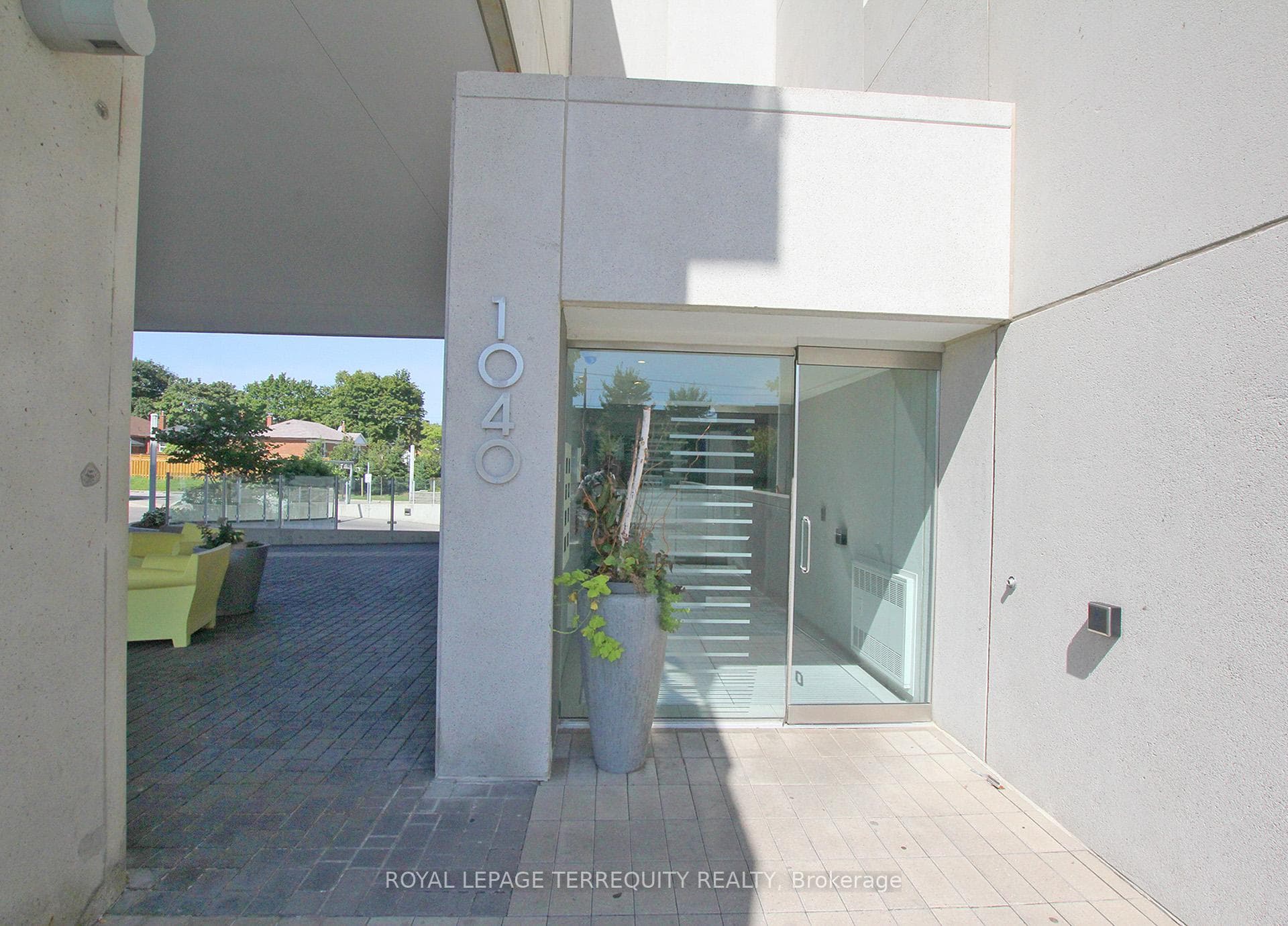 1040 The Queensway N/A Unit 705 photo 5