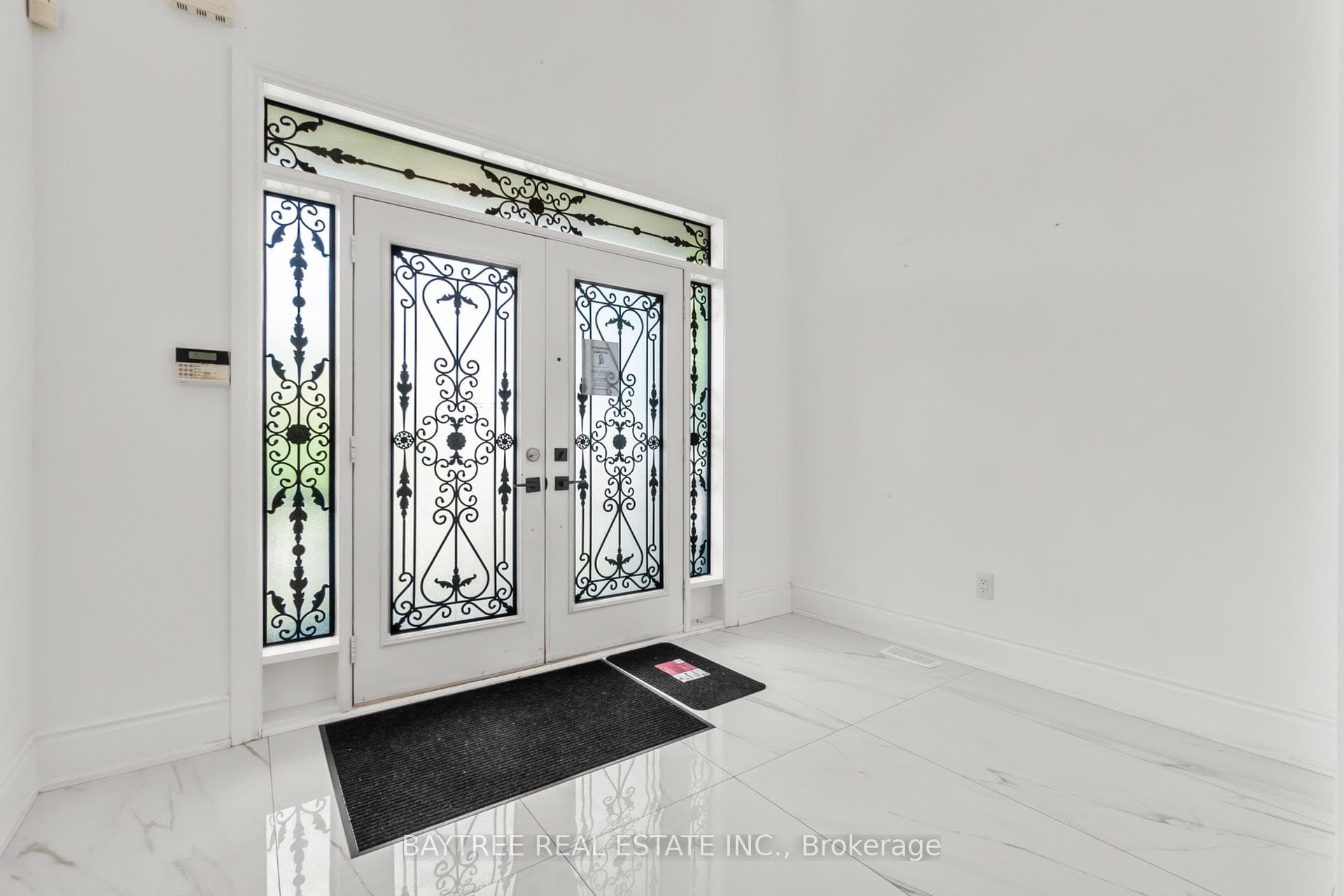 162 Bathurst Glen Drive photo 4
