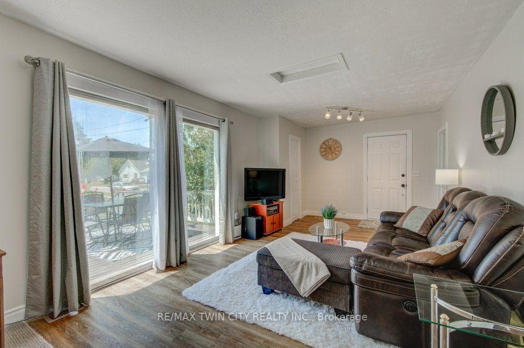 461 Selkirk Street photo 29