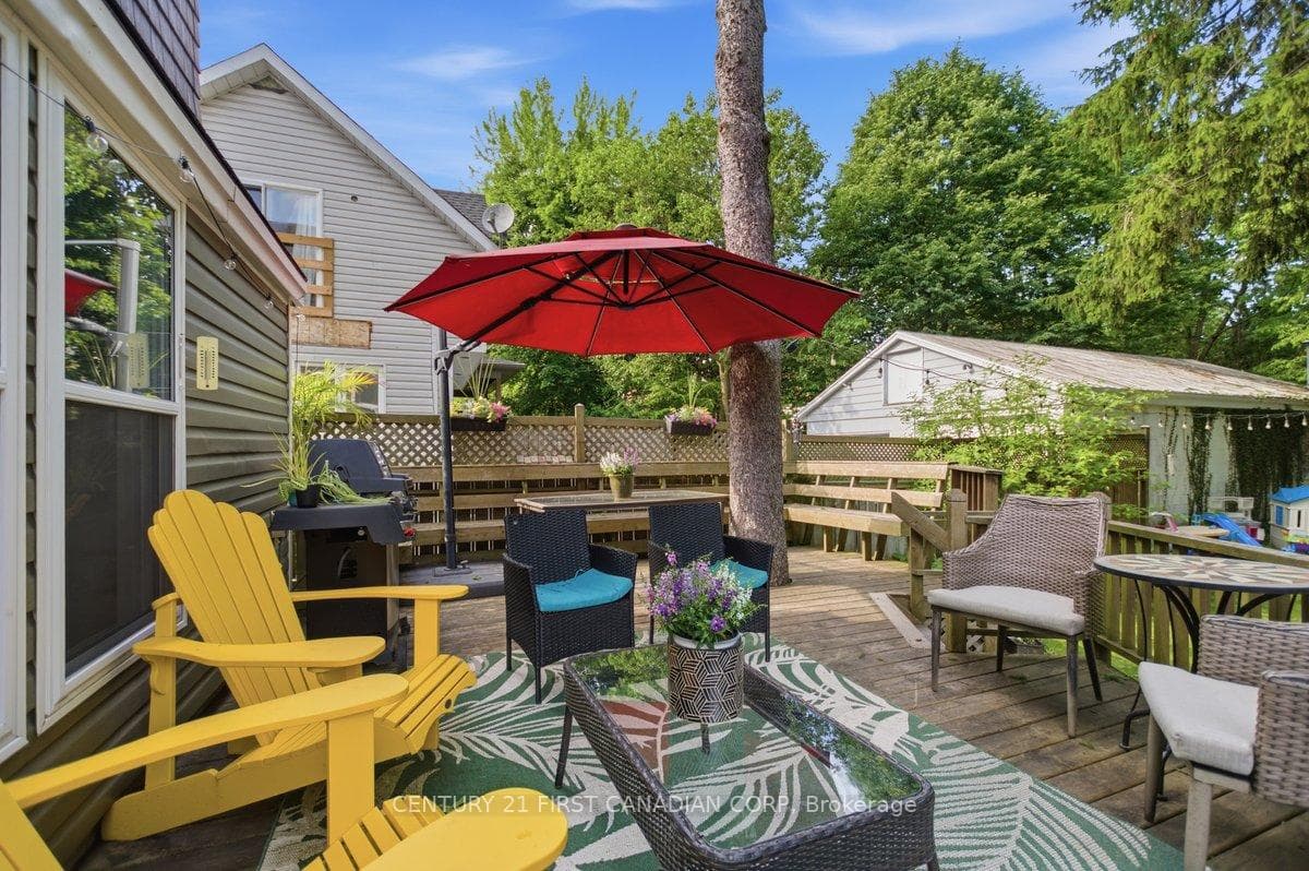 Large deck to entertain