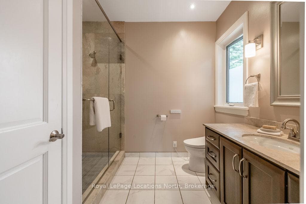 122 Augusta Crescent photo 22