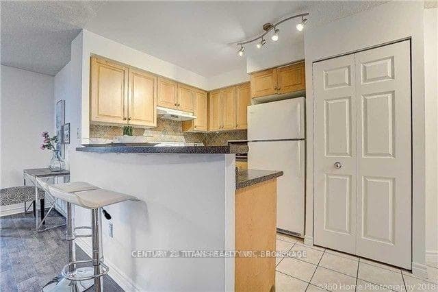 7 Lorraine Drive Unit 1605 photo 10