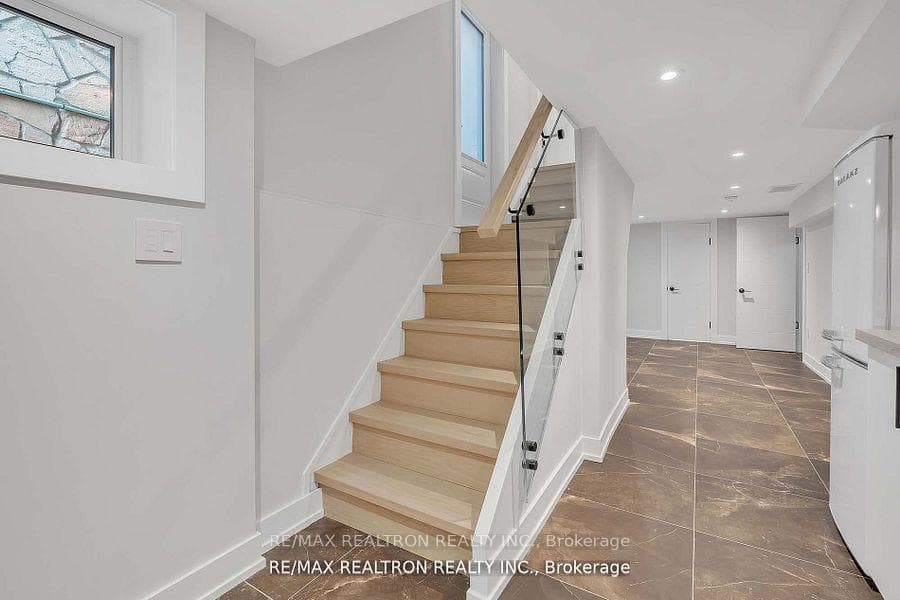 254 Hastings Avenue photo 24