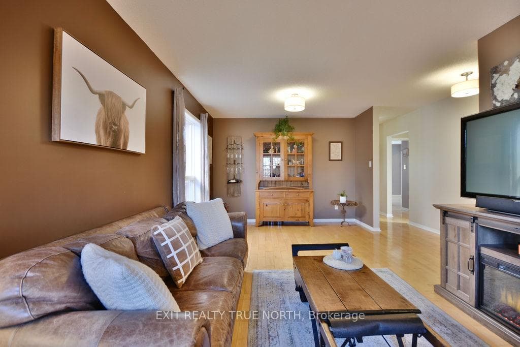 1321 Vincent Crescent photo 7