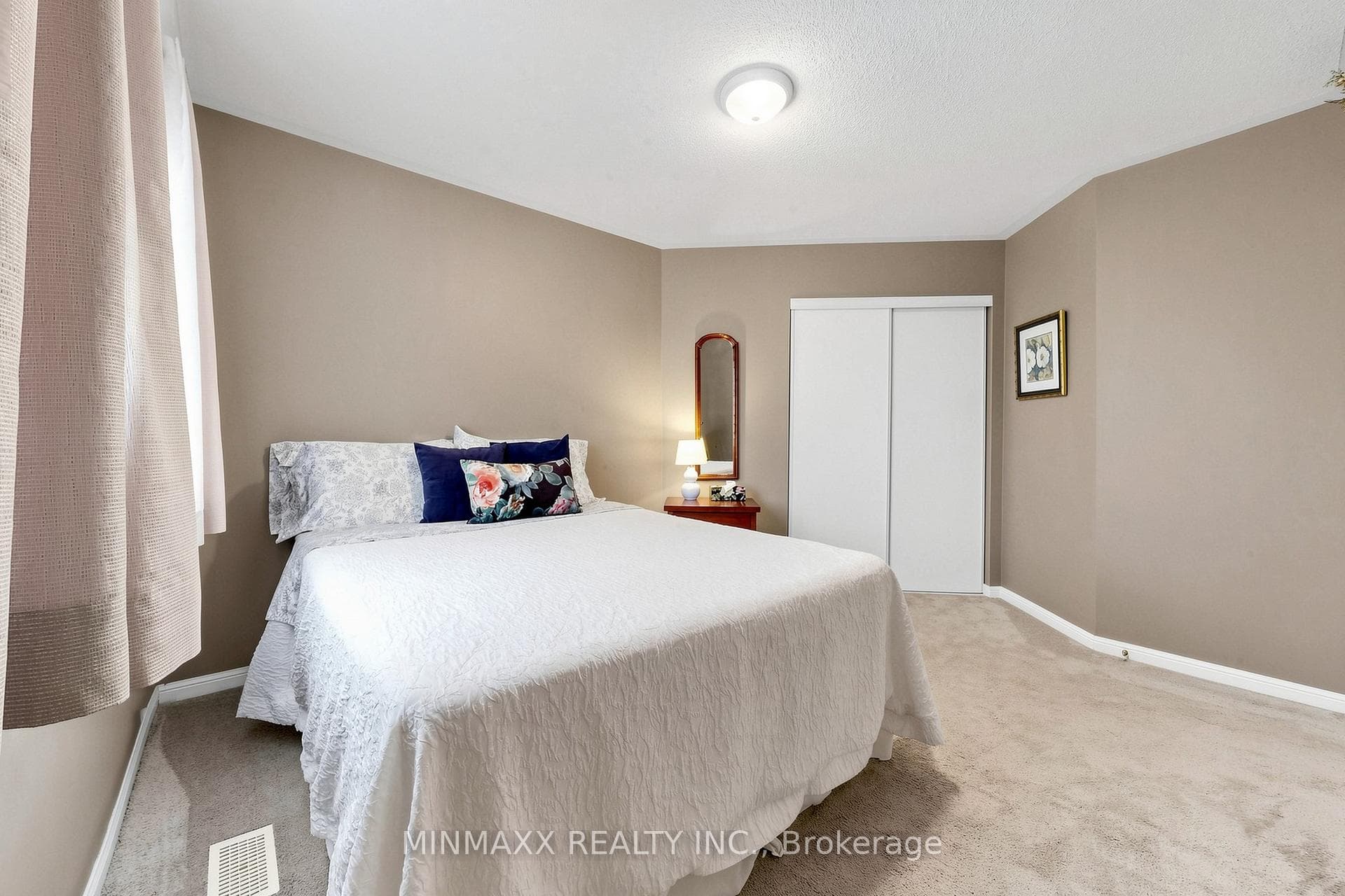 1164 CHAPMAN Crescent photo 24