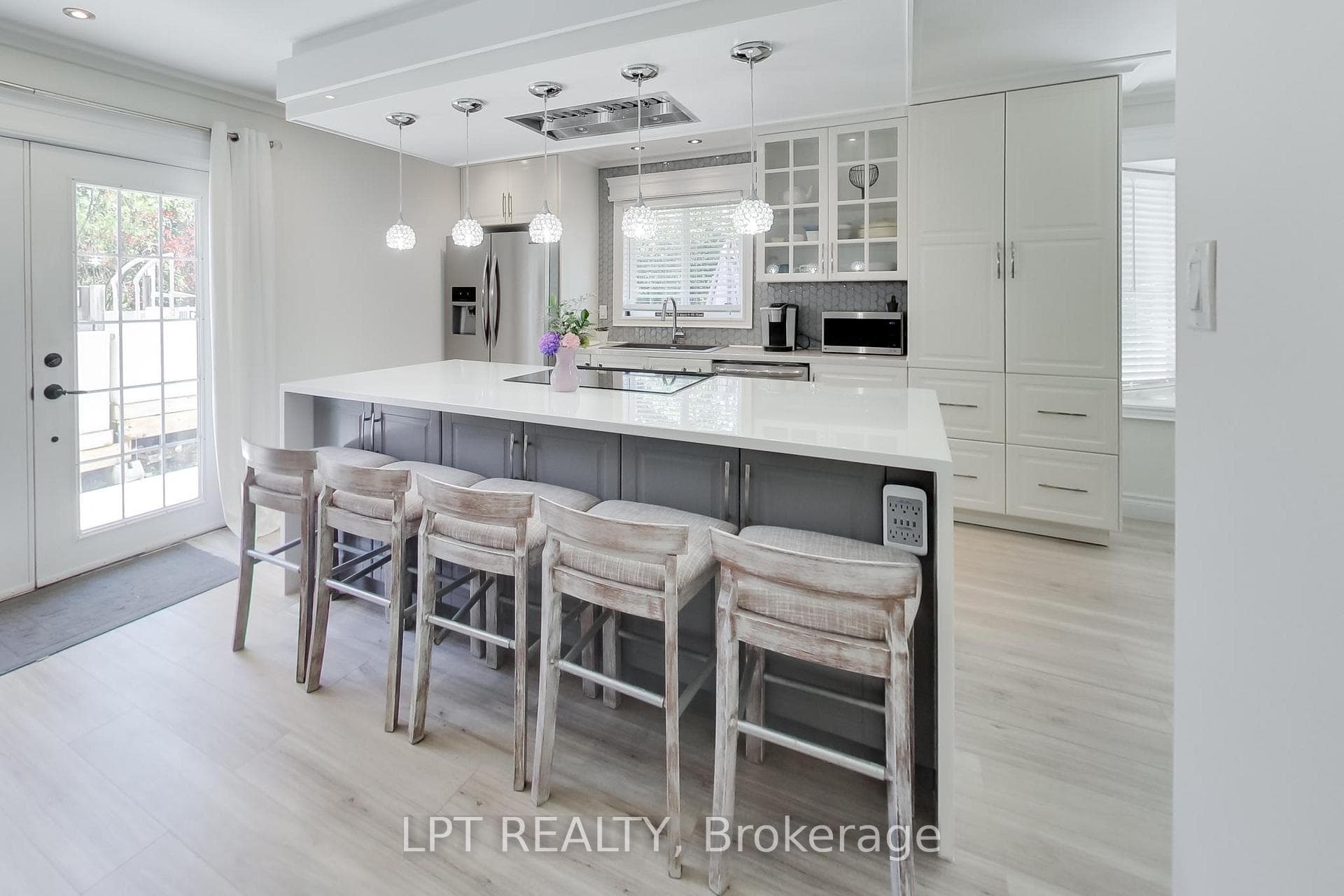 2482 Snowhill Court photo 2