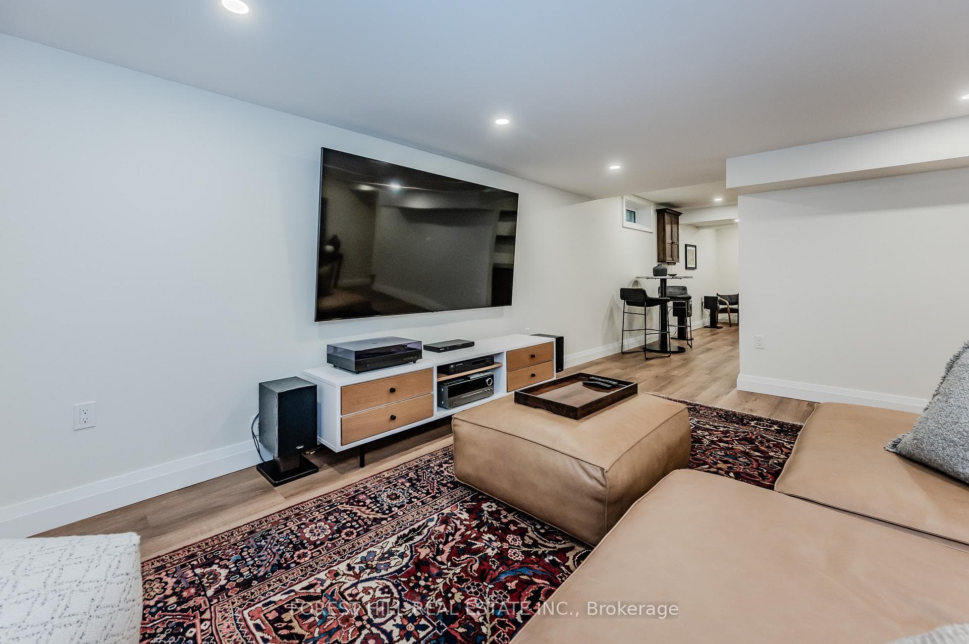 585 St Patrick Street photo 20