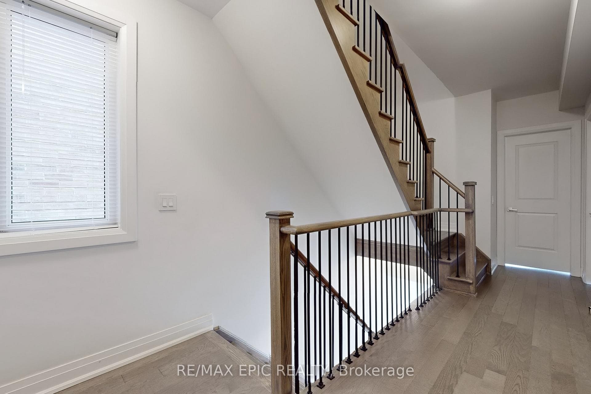 569 New England Court photo 18