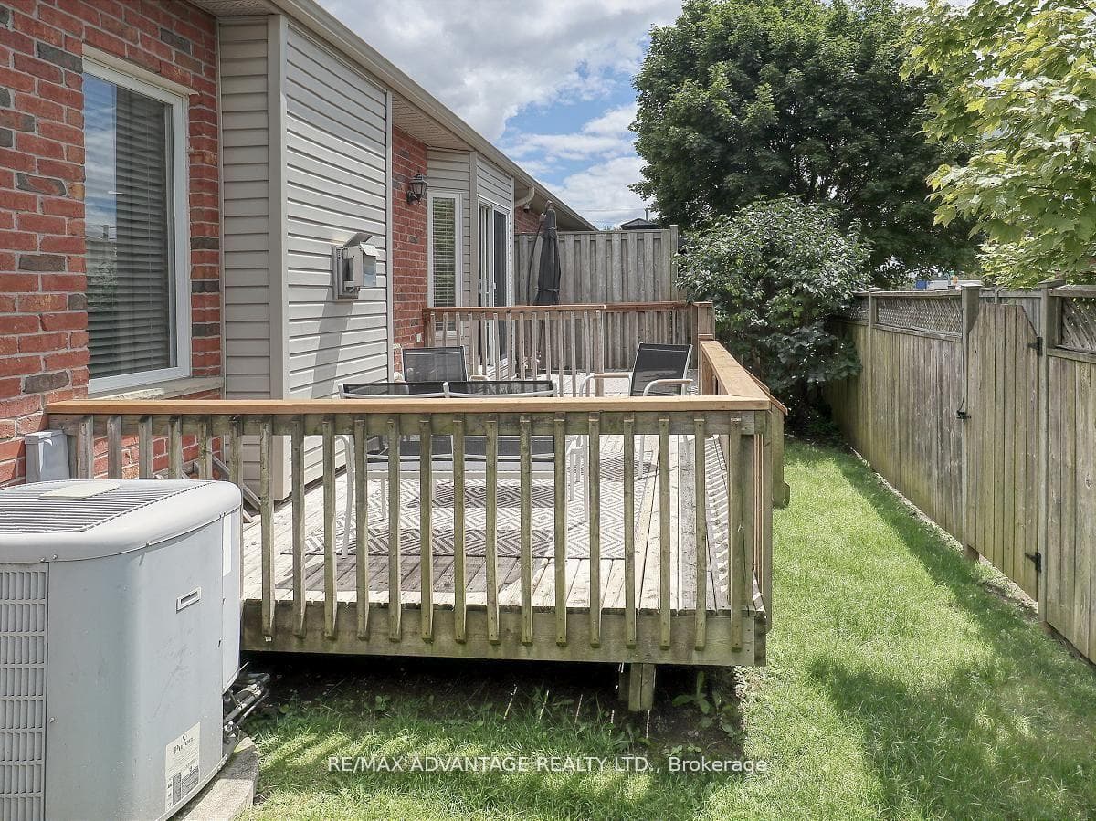 100 Stroud Crescent Unit 9 photo 34